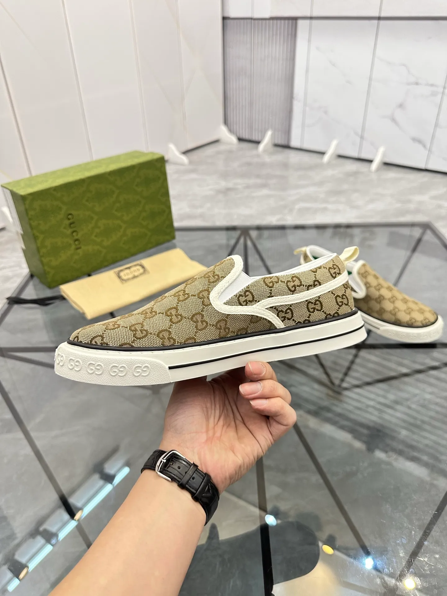 Men's shoes: 💰P360¥ Product trademark: Gucci* "Gucci*" slip-on Regular size: 38-44 (can be customized to 45.46.) Product materials: Original material from the upper counter, breathable lining, original outsole. Number: 661